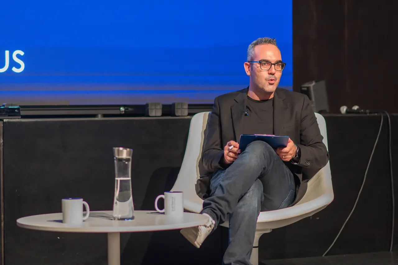 Andrea Carta a un evento pubblico
