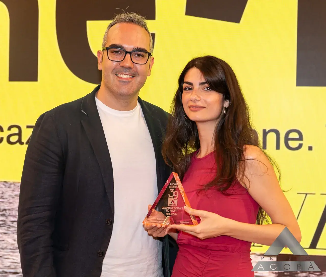 Andrea Carta con il trofeo del Premio Agorà vinto da Publikendi